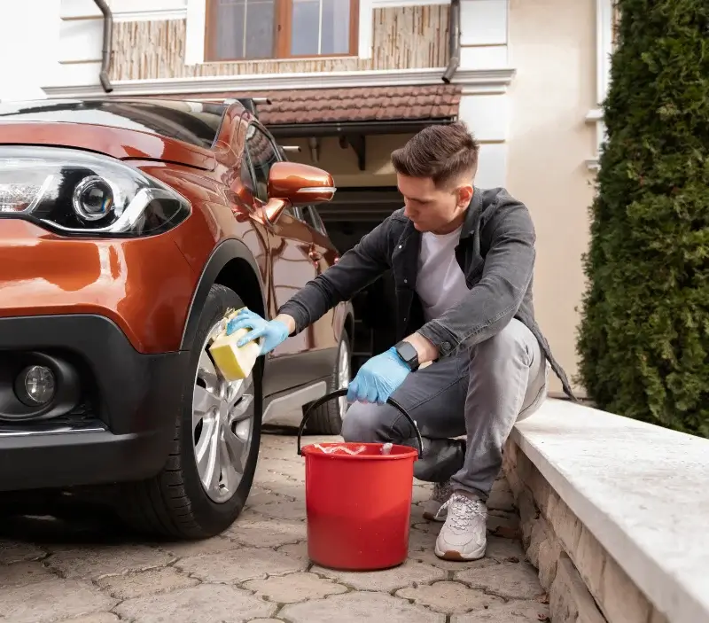 Lavage auto à domicile Isigny-sur-Mer : professionnel intervenant sur un véhicule